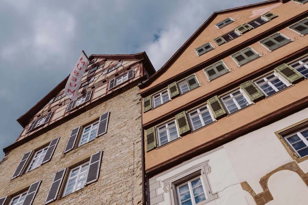 Hällisch Fränkisches Museum: von unten fotografiert. Mehrstöckiges Gebäude mit Fachwerk